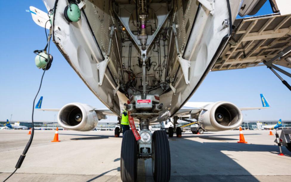 Wnęka kołowa samolotu pasażerskiego (fot. M101Studio, Shutterstock.com)