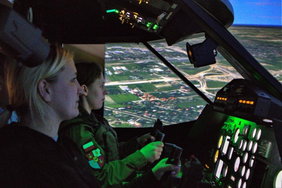 Zajęcia na symulatorze lotów w Lotniczej Akademii Wojskowej (fot. LAW)
