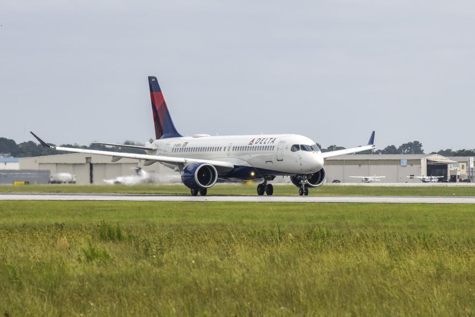 A220 należący do Delta Air Lines na lotnisku (fot. Airbus)