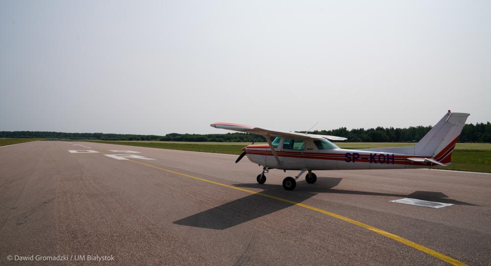 Cessna 152 na pasie startowym lotniska Białystok-Krywlany (fot. Dawid Gromadzki, UM Białystok)