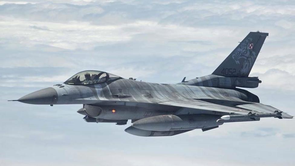 F-16 polskich Sił Powietrznych w locie - widok z boku (fot. Piotr Łysakowski)