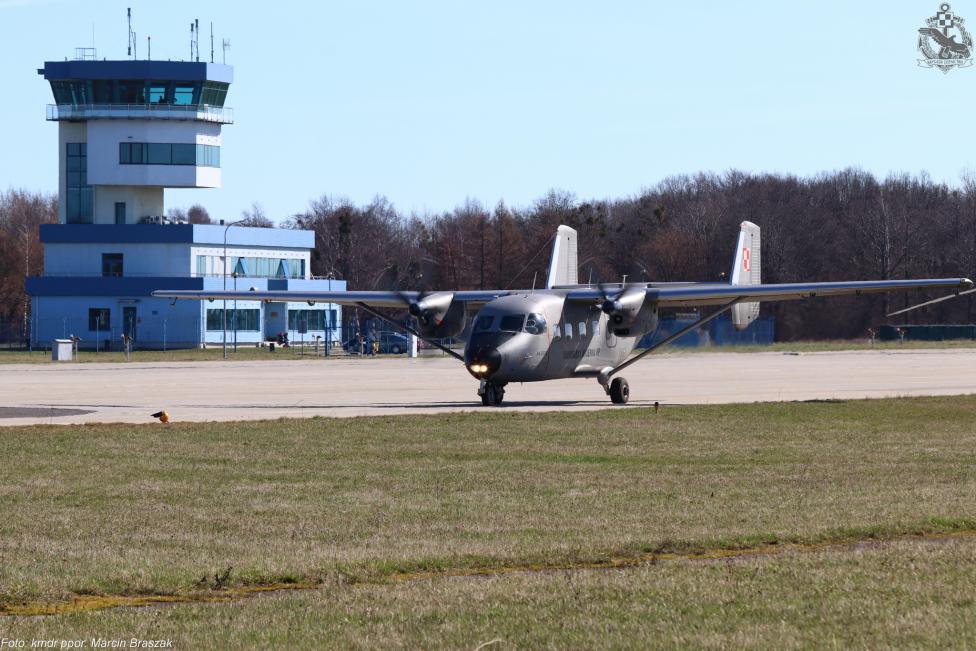 M28B Bryza z 43 Bazy Lotnictwa Morskiego na lotnisku - wieża w tle (fot. kmdr ppor. Marcin Braszak)