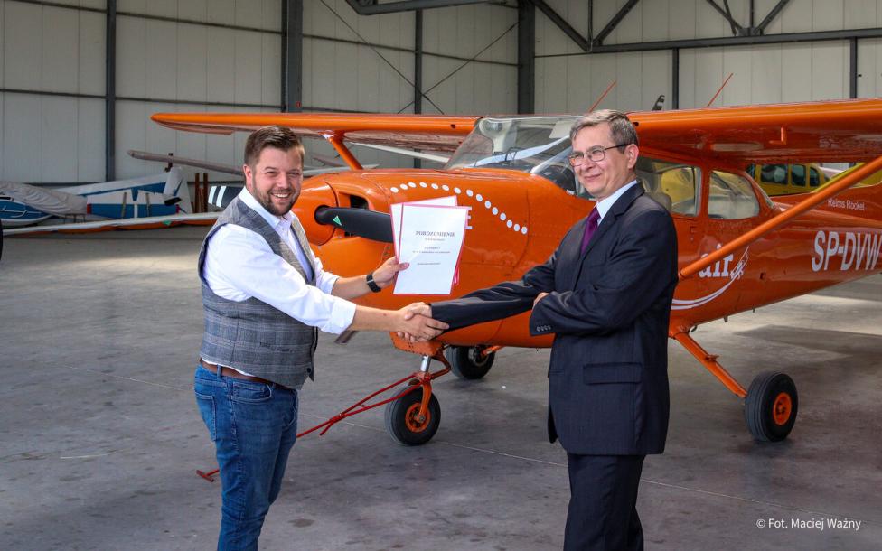 Podpisano porozumienie o współpracy pomiędzy Aeroklubem Ziemi Zamojskiej a Zespołem Szkół nr 2 w Szczebrzeszynie (fot. Maciej Ważny)