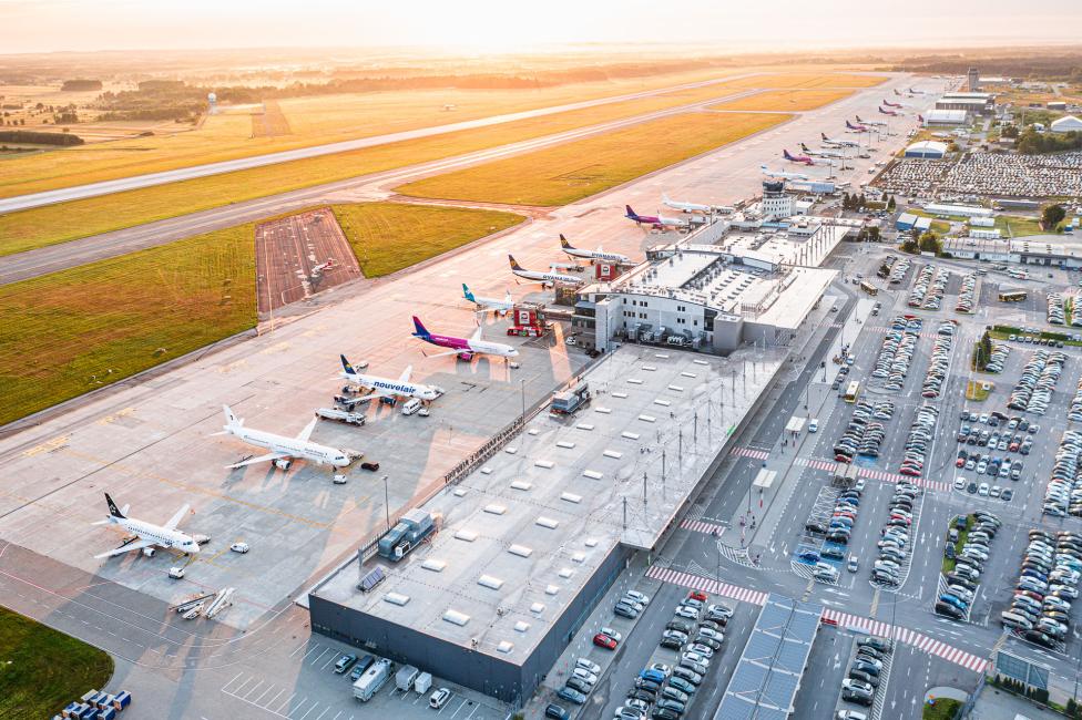Port Lotniczy Katowice - widok z góry na terminal, samoloty i pas startowy (fot. Piotr Adamczyk)