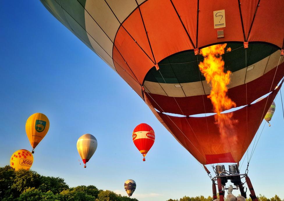 Start balonów w Złotym Potoku (fot. Tomasz Sieniawski)