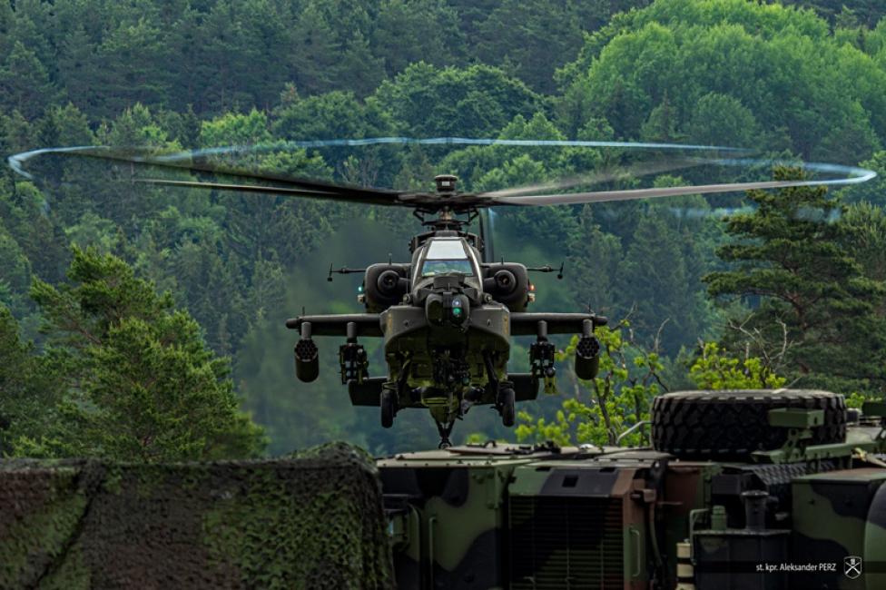 AH-64E Apache nad ziemią - widok z przodu (fot. sierż. Aleksander Perz)