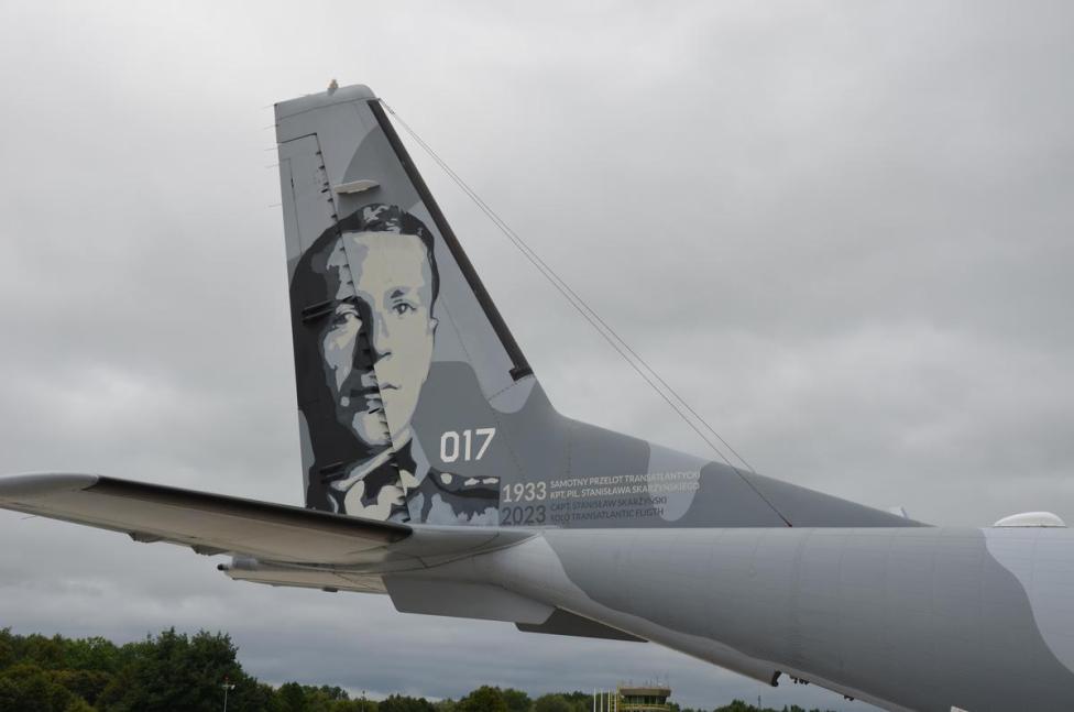 C-295M CASA w malowaniu okolicznościowym - sylwetka płk. pil. Stanisława Jakuba Skarżyńskiego - ogon (fot. 8 Baza Lotnictwa Transportowego)