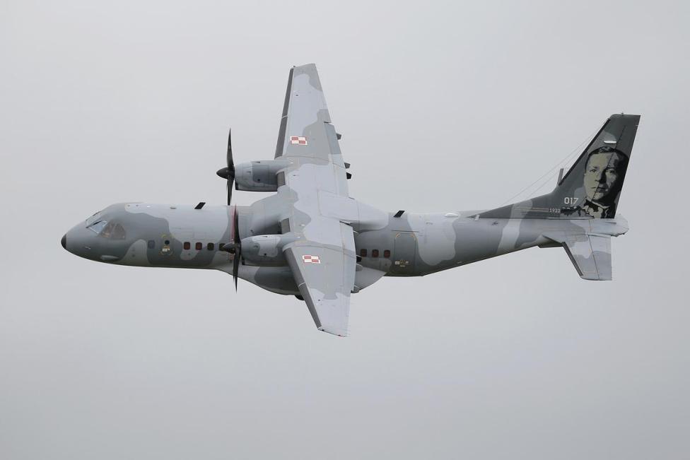 C-295M CASA z wizerunkiem płk. pil. Stanisława Skarżyńskiego na ogonie w locie (fot. Marcin Sigmunt, 8.BLTr)
