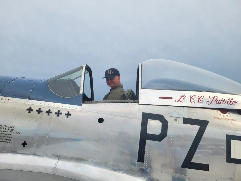 Jacek Mainka za sterami samolou North American P-51D-30-NT Mustang (fot. Fundacja Historyczna Lotnictwa Polskiego)