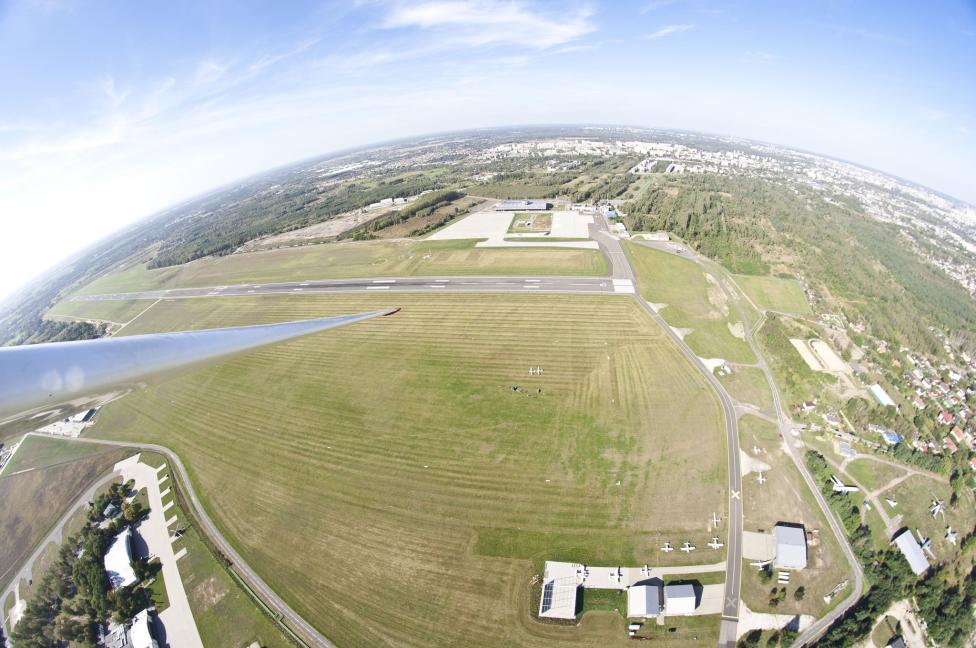 Lotnisko Łódź-Lublinek - widok z góry na hangary, pas startowy i terminal (fot. Aeroklub Łódzki)