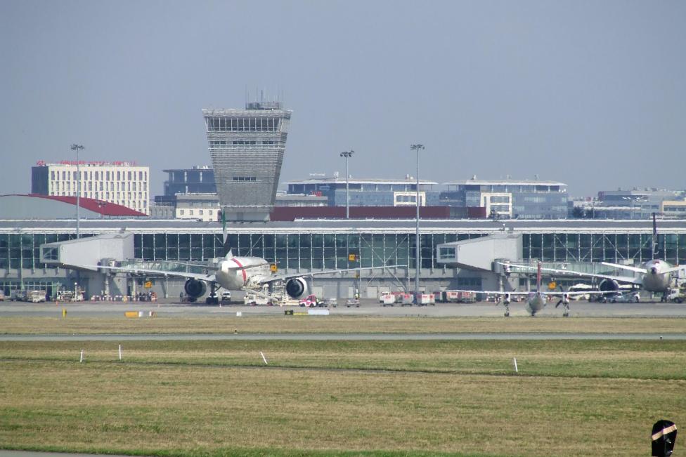 Lotnisko Chopina - widok z górki spotterskiej (fot. PanSG, CC BY-SA 4.0, Wikimedia Commons)