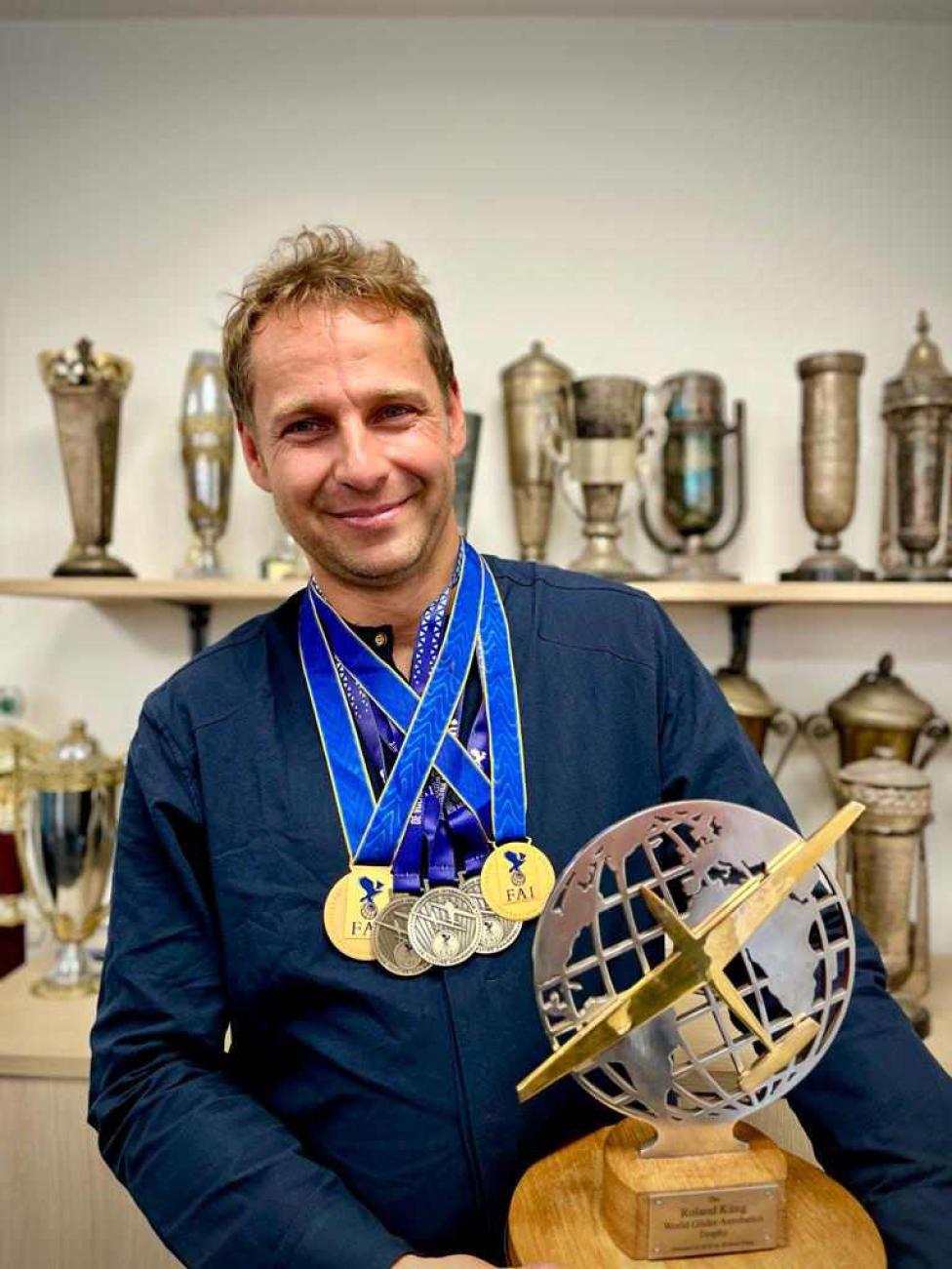 Maciej Pospieszyński z trofeum i medalami z Mistrzostw Świata w akrobacji szybowcowej (fot. Aeroklub Warszawski)