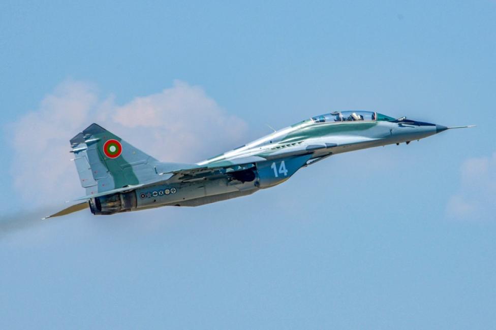MiG-29 bułgarskich Sił Powietrznych w locie (fot. Airman 1st Class Brooke Keisler)