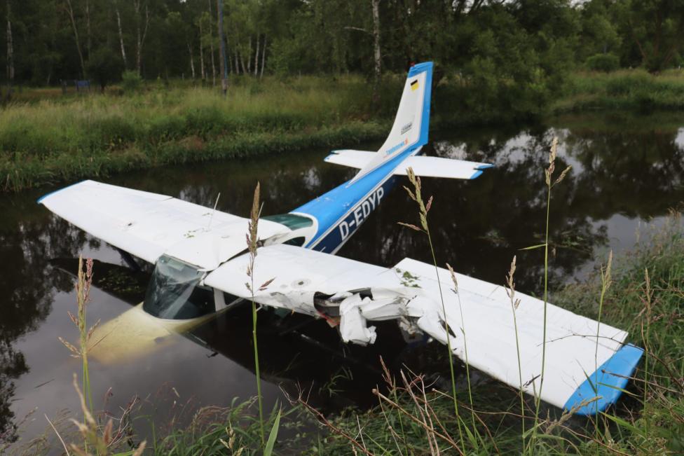 Miejsce wypadku samolotu Cessna C-182L Skylane w Jeleniej Górze (fot. Policja)