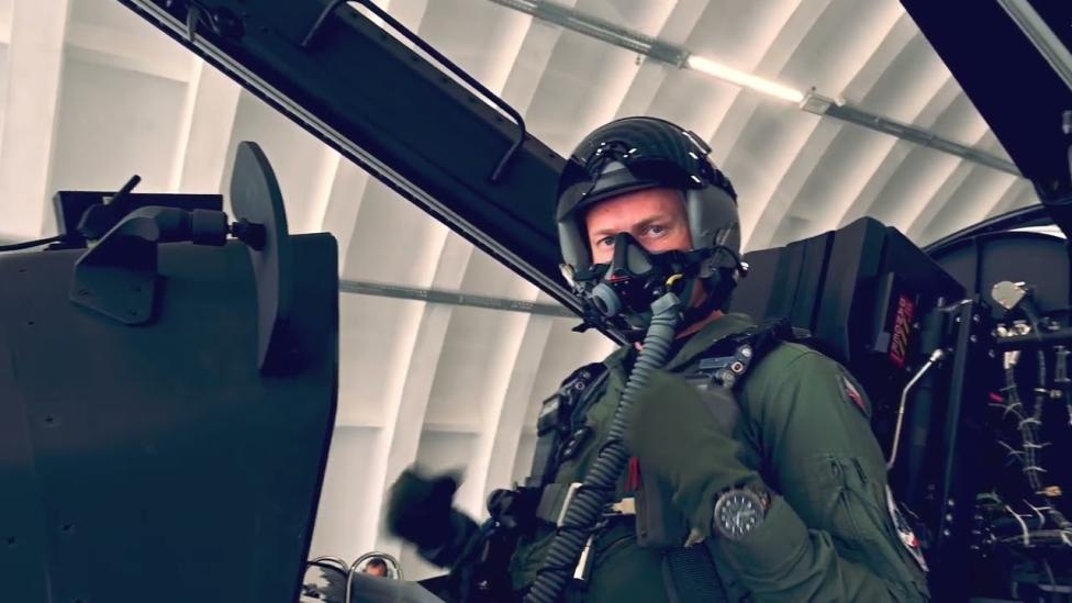 Pilot polskich Sił Powietrznych za sterami samolotu FA-50 (fot. kadr z filmu Polska Zbrojna)