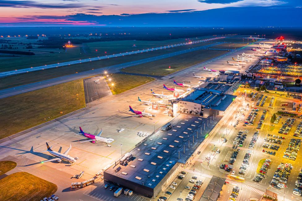 Port Lotniczy Katowice - widok na terminal, samoloty i pas startowy (fot. Piotr Adamczyk)