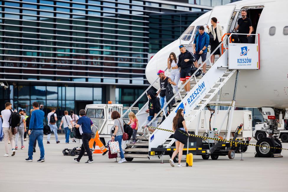 Port Lotniczy Rzeszów-Jasionka - pasażerowie wychodzą z samolotu (fot. materiały prasowe portu lotniczego Rzeszów-Jasionka)
