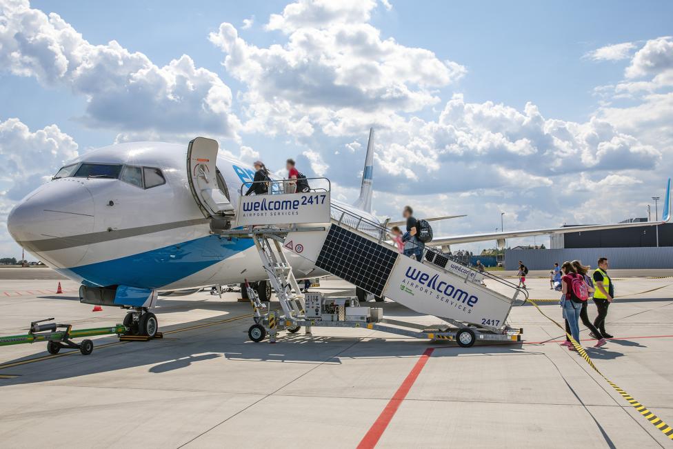 Port Lotniczy Warszawa Radom - pasażerowie wchodzą do samolotu na płycie (fot. Dariusz Kłosiński, Polskie Porty Lotnicze)