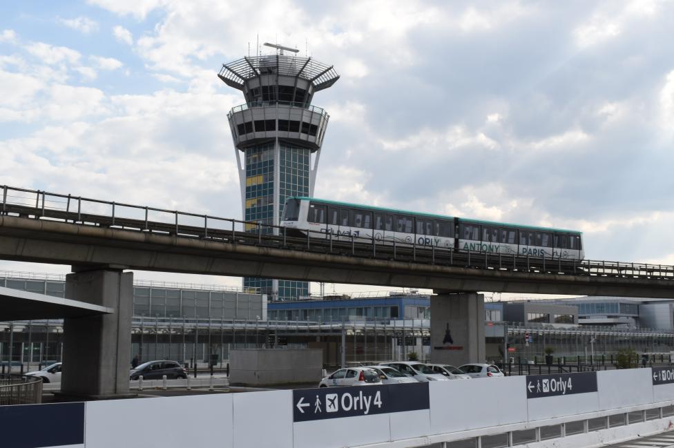 Port lotniczy Paryż-Orly - wieża (fot. Greenwitcher, CC BY-SA 4.0, Wikimedia Commons)
