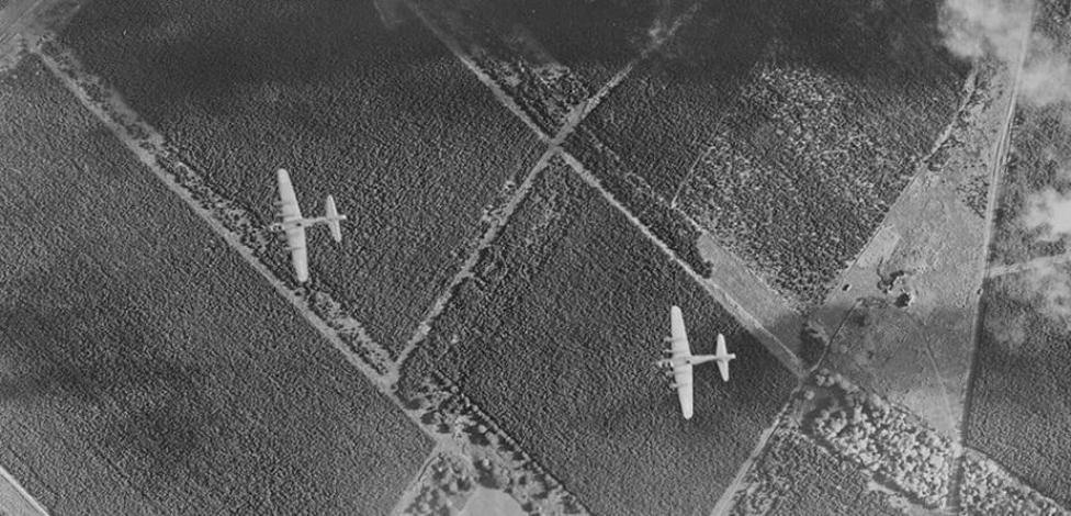 Samoloty B17 8. Sił Powietrznych USAAF przelatujące nad The Brecks, Norfolk, 18 października 1943 r. (fot. Historic England Archive, USAAF)