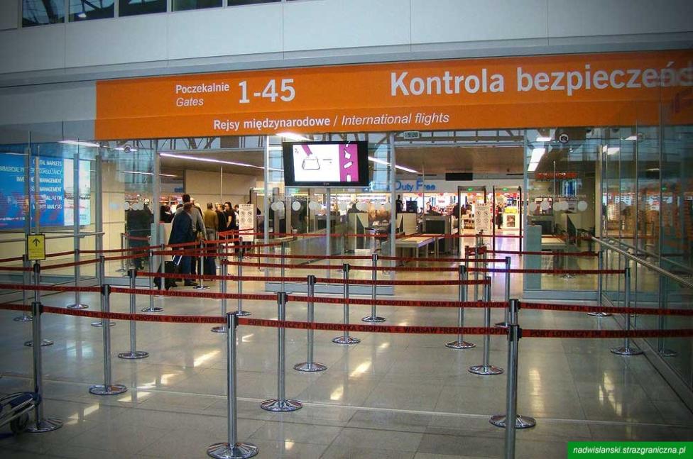 Stanowiska kontroli bezpieczeństwa na Lotnisku Chopina (fot. archiwum NwOSG)