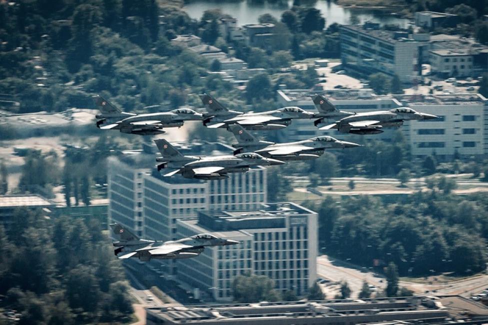 Sześć myśliwców F-16 w szyku - widok z boku (fot. st. chor. sztab. mar. Arkadiusz Dwulatek, Combat Camera)