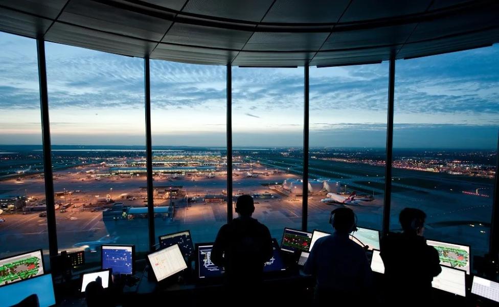 Wieża kontroli lotów na lotnisku Heathrow - wewnątrz (fot. NATS)