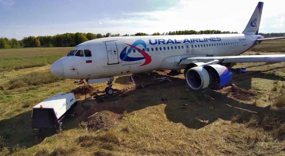 A320 Ural Airlines z podłączonym agregatem, fot. twitter
