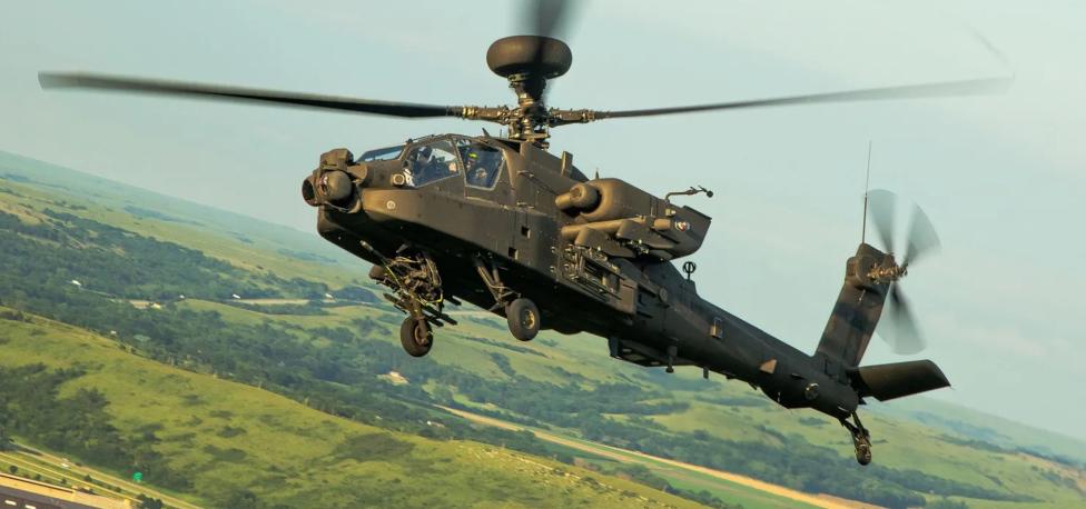 AH-64E APACHE w locie (fot. Siły Zbrojne Stanów Zjednoczonych)