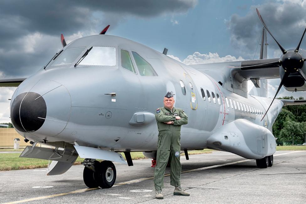 Płk pil. Sławomir Byliniak przy samolocie C-295M (fot. K. Kocierz, 8 BLTr)