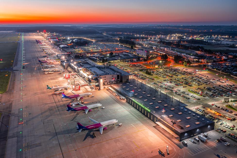 Port Lotniczy Katowice - widok z góry na płytę postojową i terminal o zmierzchu (fot. Piotr Adamczyk)