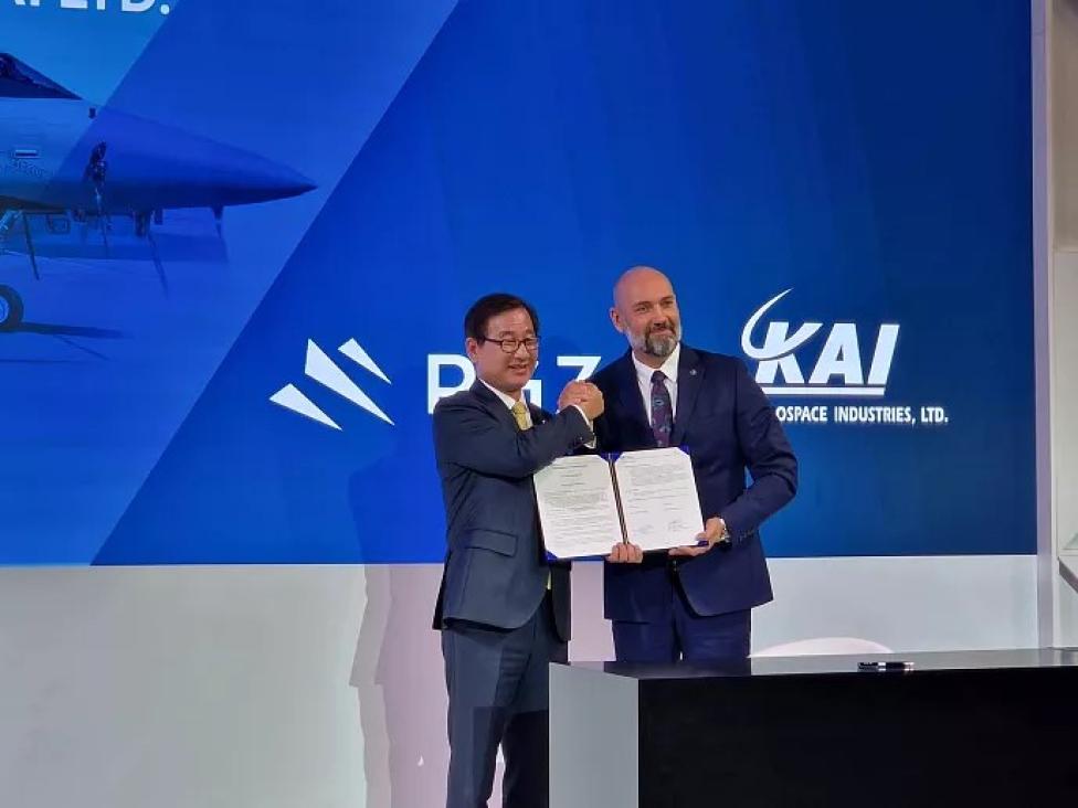 Prezes Polskiej Grupy Zbrojeniowej Sebastian Chwałek oraz Kang Goo Young, prezes Korea Aerospace Industries podpisali porozumienie o współpracy (fot. Targi Kielce)