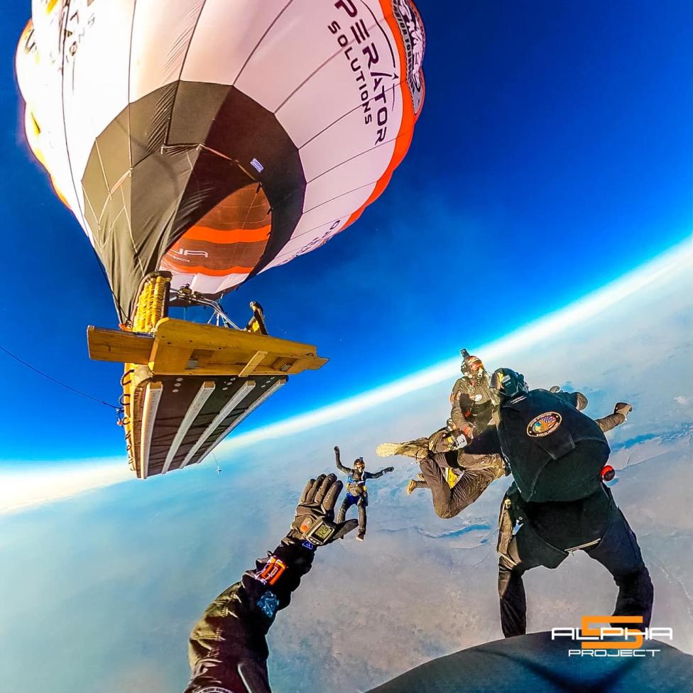 Projekt Alpha 5 ustanawia nowy rekord świata w skokach spadochronowych formacji HALO (fot. Operator Solutions, Facebook)