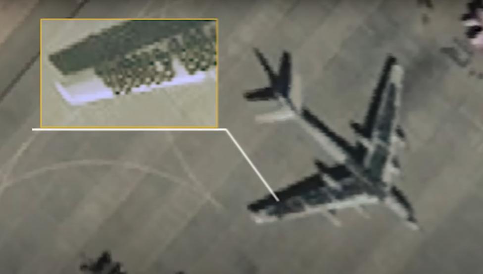 Rosyjskie siły powietrzne próbują chronić swoje samoloty przy pomocy opon samochodowych (fot. kadr z filmu na youtube.com)
