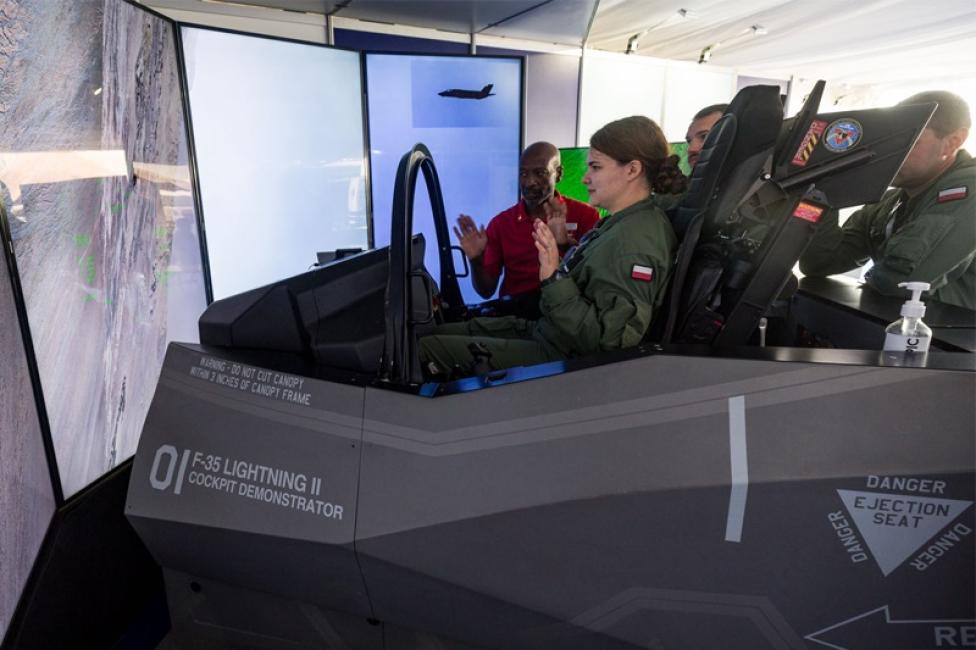 Symulator kokpitu F-35 zaprezentowany przez Lockheed Martin w czasie Air Show w Radomiu (fot. Michał Niwicz)