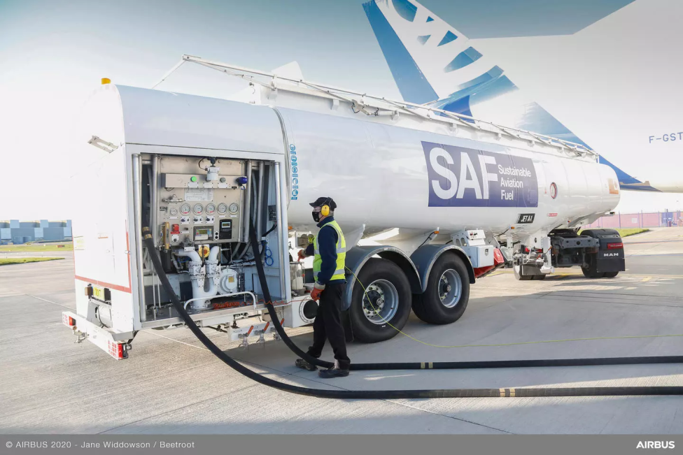 Tankowanie SAF (fot. Airbus)
