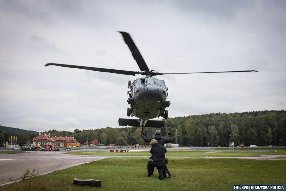 Ćwiczenia kontrterrorystów z udziałem śmigłowca S-70i Black Hawk (fot. Świętokrzyska Policja)