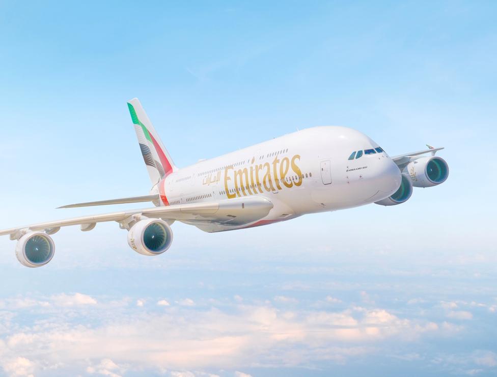 A350 linii Emirates w locie - widok z przodu z ukosa (fot. Emirates)