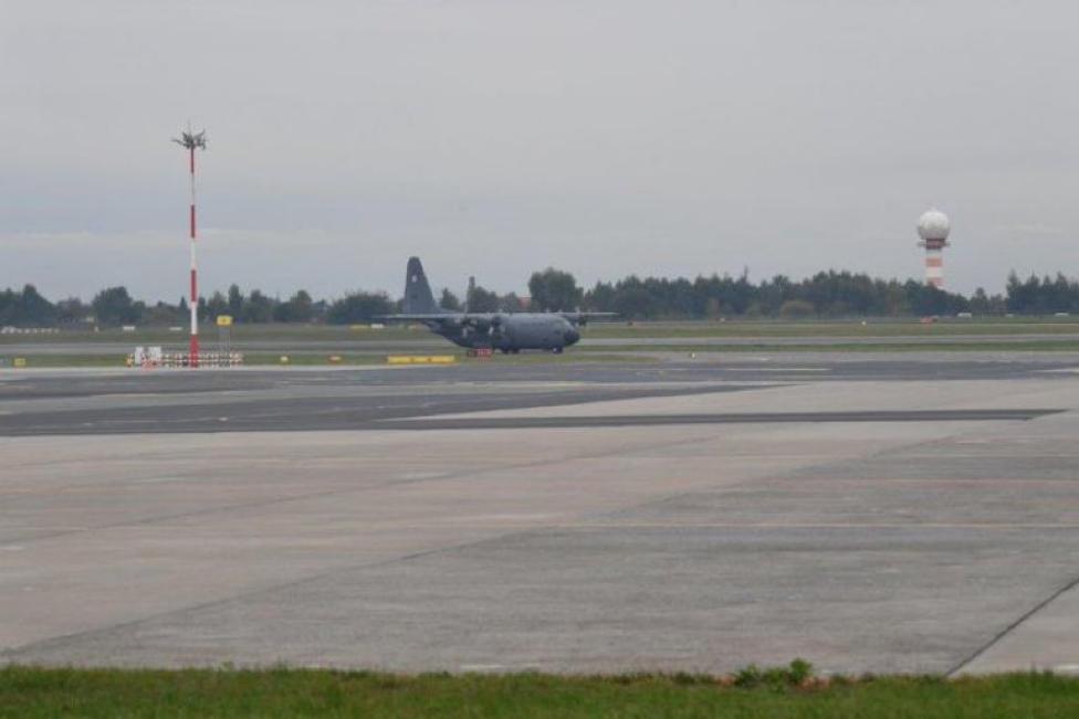 C-130 Hercules na Lotnisku Chopina (fot. Mariusz Błaszczak, Twitter)