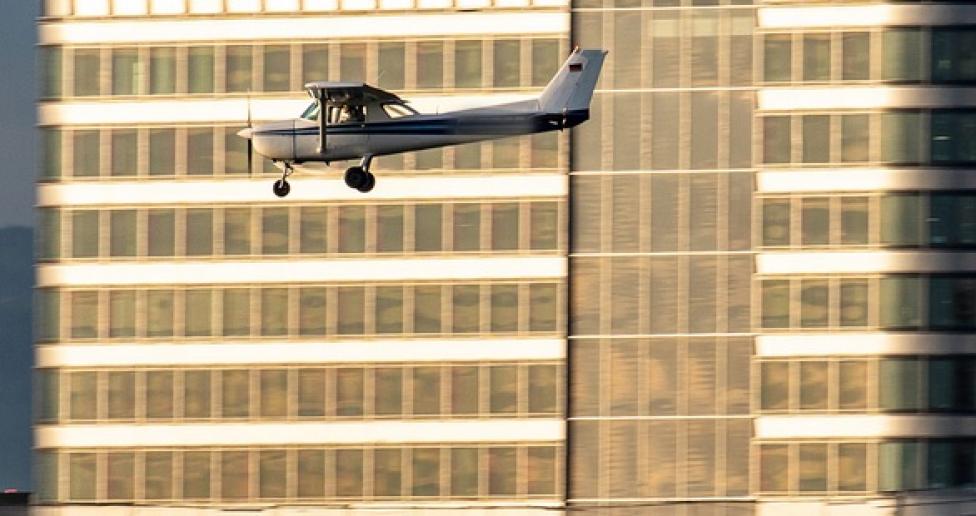 Cessna 152 w niskim przelocie nad miastem, fot. Skylineatlas