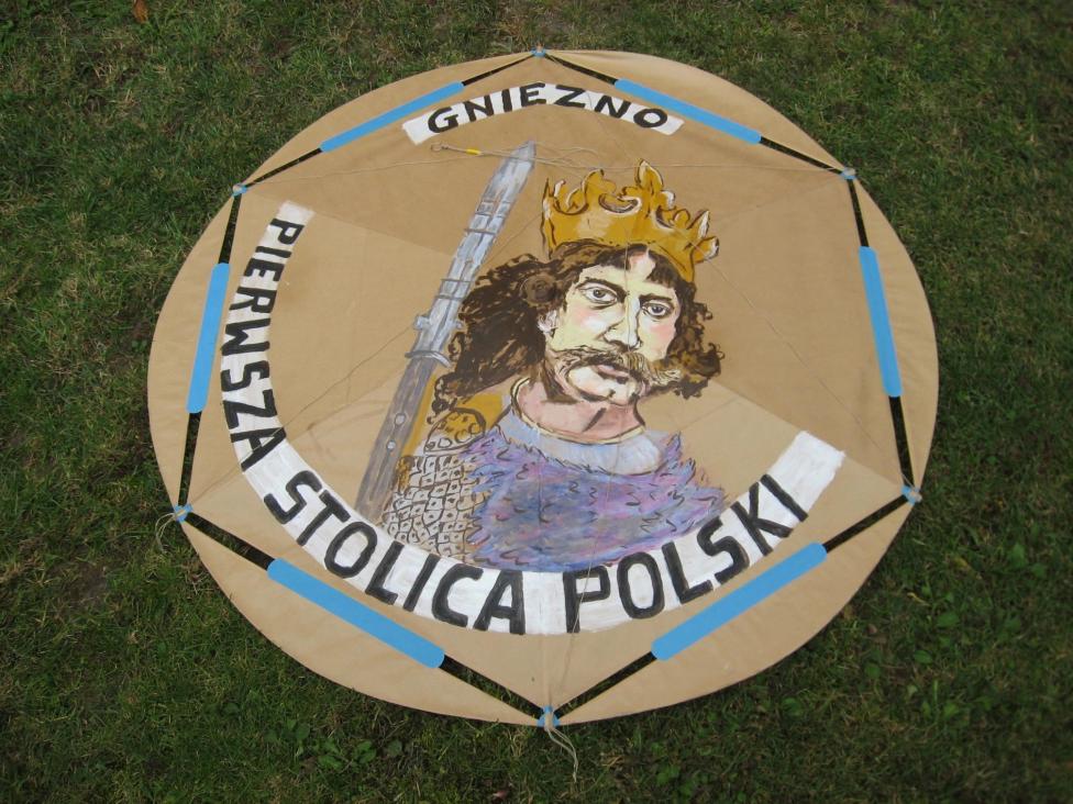 Latawiec w namalowanym popiersiem pierwszego Króla Polski Bolesława Chrobrego (fot. rslap.org)