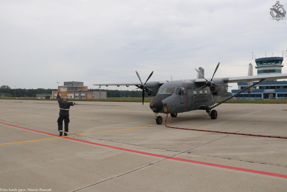 M28B z 43. Bazy Lotnictwa Morskiego - obsługa samolotu - wieża w tle (fot. kmdr ppor. Marcin Braszak)