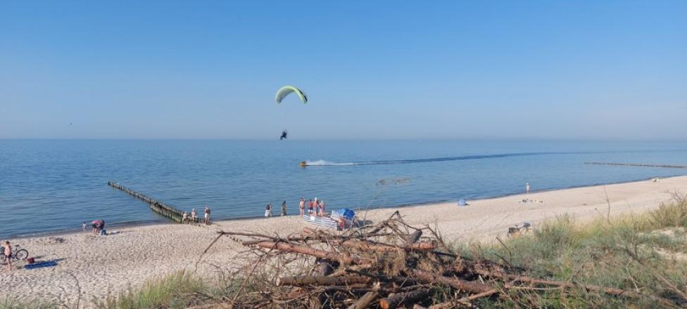 Paralotniarz lata bardzo nisko nad głowami plażowiczów (fot. Czytelnik GK24.pl)