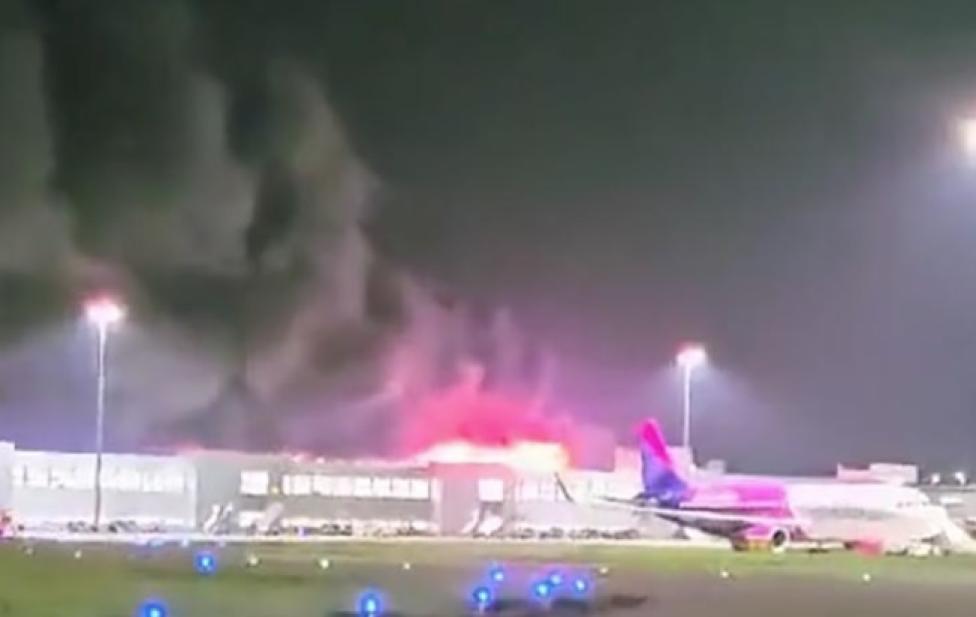 Pożar na lotnisku Luton, fot. Airlive