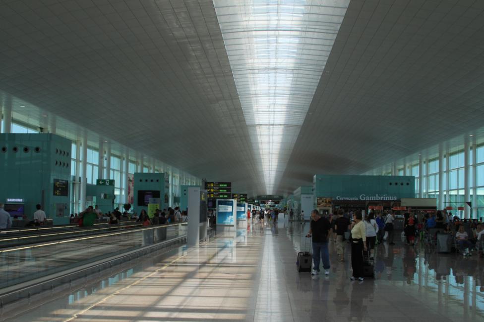 Port lotniczy Barcelona - wnętrze terminala 1 (fot. Gpetrov [1], CC BY-SA 3.0, Wikimedia Commons)