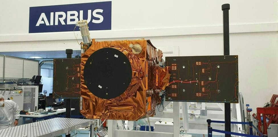 THEOS-2 przygotowywany do lotu w clean roomie Airbusa (fot. Airbus)