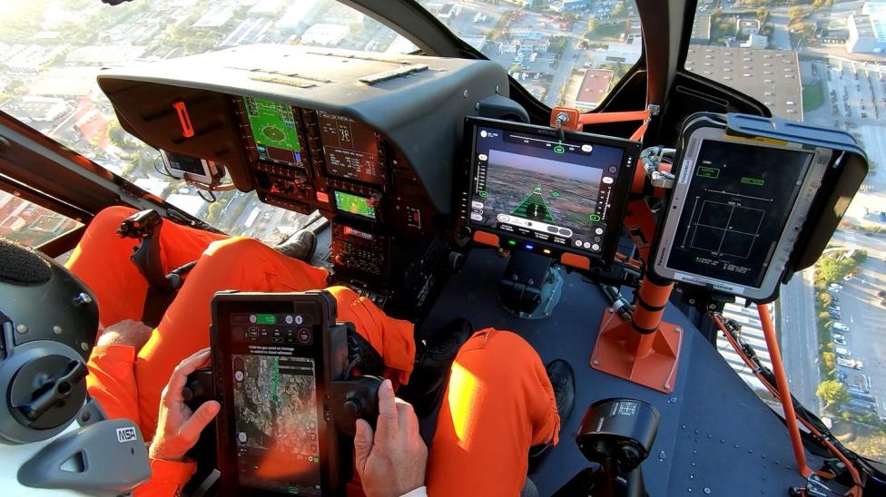 Śmigłowiec-laboratorium FlightLab Airbus Helicopters w locie - widok na kokpit (fot. Airbus Helicopters)