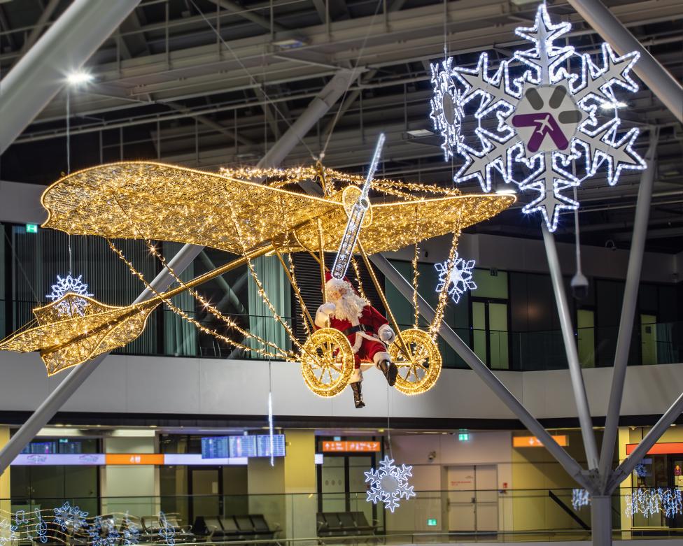 Święty Mikołaj w samolocie w Terminalu Lotniska Chopina (fot. Lotnisko Chopina)