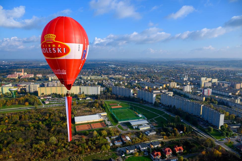Balon SP-BMR Roleski eXtreme z flagą nad miastem (fot. Mościcki Klub Balonowy)