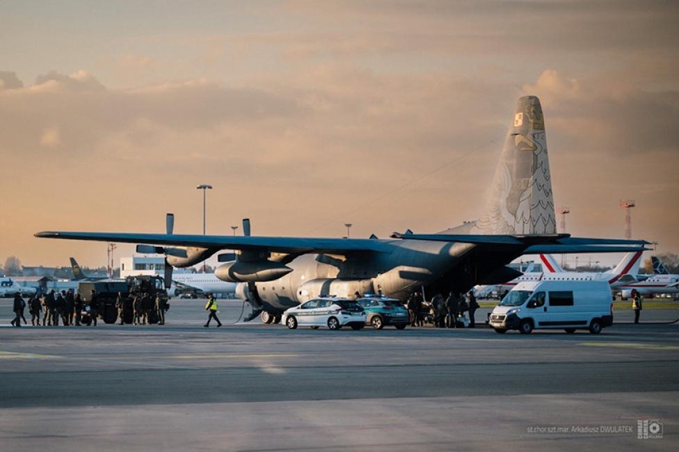 C-130 Herkules biorący udział w operacji Neon-E na Lotnisku Chopina (fot. st. chor. sztab. mar. Arkadiusz Dwulatek, Combat Camera DORSZ)